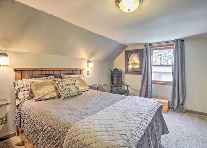 Eclectic Ladysmith Hideaway: Hike & Hunt!