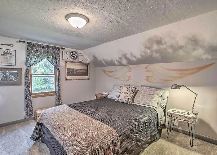 Eclectic Ladysmith Hideaway: Hike & Hunt!