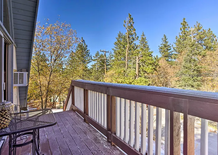 Cozy A-Frame W/ Hot Tub Near Arrowbear Lake!