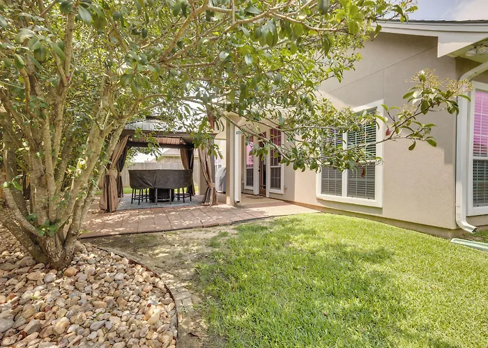 College Station Family Home: 3 Mi To Texas A & M!