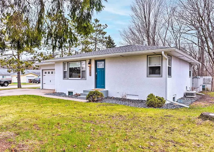 Walk To Lake Pepin: Charming Retreat W/ Deck