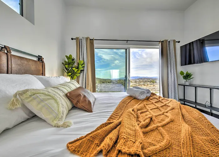 Hilltop Oasis W/ Sweeping Landscape Views