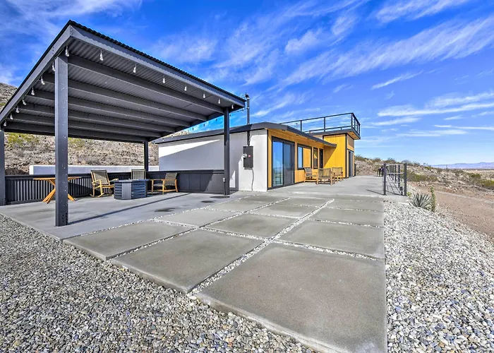 Hilltop Oasis W/ Sweeping Landscape Views