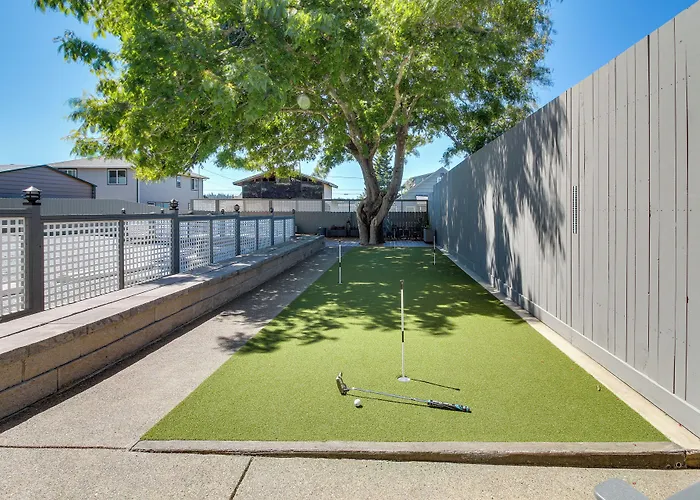 North Bend Home W/ Cornhole Court & Putting Green
