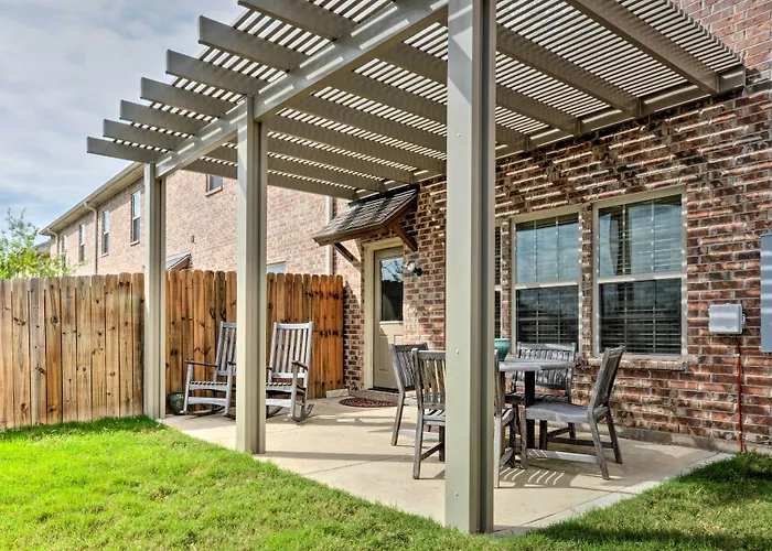 College Station Townhouse W/ Private Patio