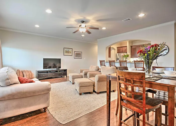 College Station Townhouse W/ Private Patio