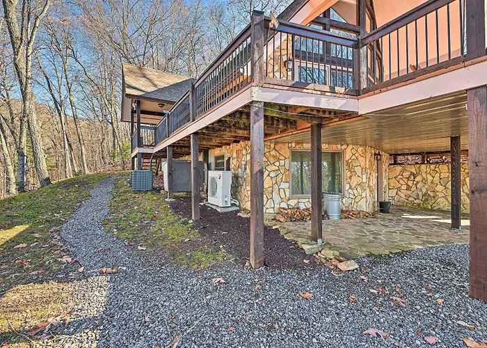 Spacious Franklin Cabin W/ Mountain Views!
