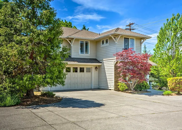 Charming Medford Getaway ~ 4 Miles To Downtown!