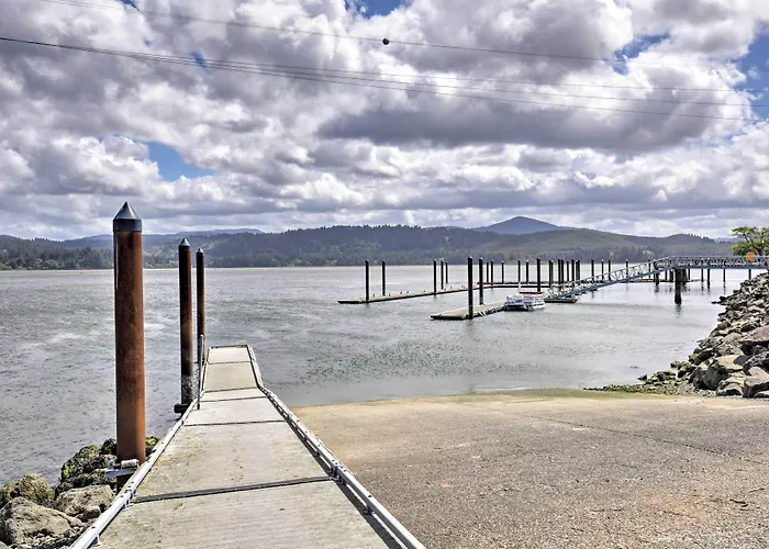 Waldport Townhome W/ Dog Run On Alsea Bay!