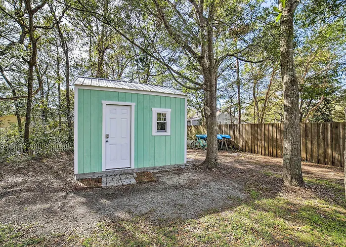 Oak Island Home W/ Yard < 1 Mi To The Beach!