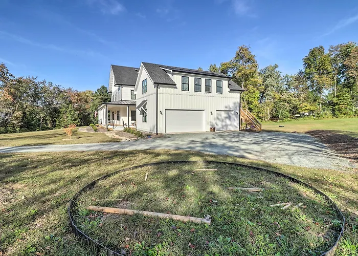 Bright Crozet Apartment W/ Mountain Views!