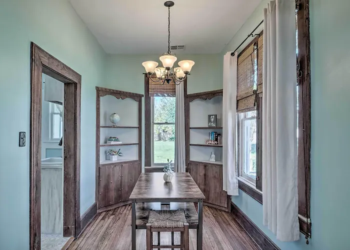 Lake Charles Cottage W/ Fireplace & Yard!
