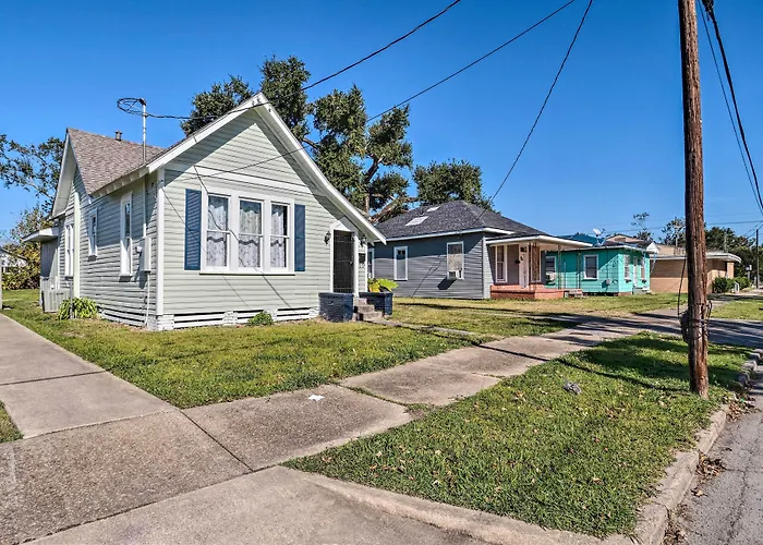 Lake Charles Cottage W/ Fireplace & Yard!