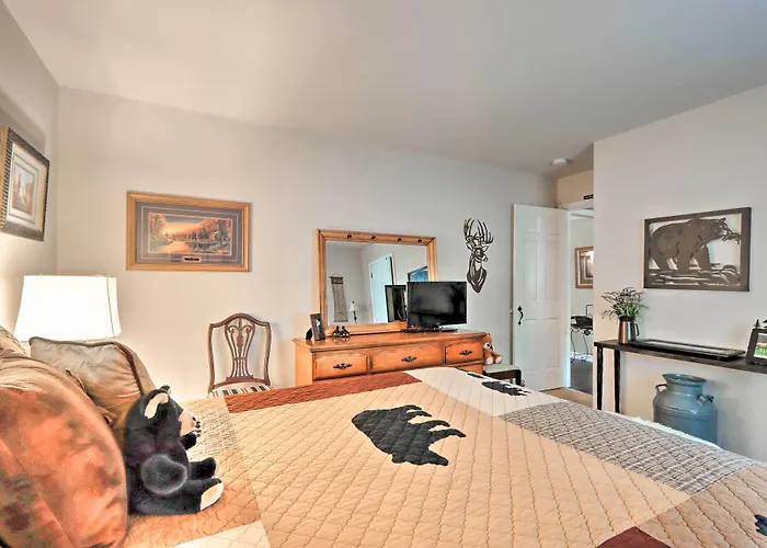 Relaxing Eagle Rock Resort Home - 1 Block To Lake!