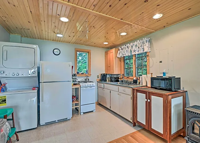 Charming Stonington Studio W/ Ocean Views!