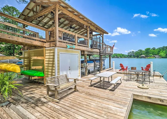 Lake Martin Cabin W/ Luxury Dock & Kayaks!