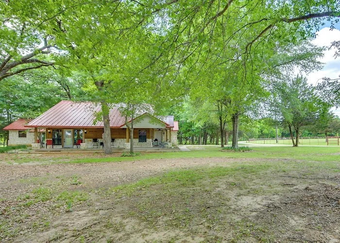 Dog-Friendly Wills Point Home W/ Grill On 10 Acres