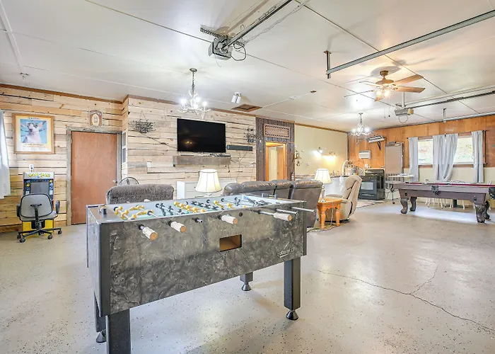 Quaint Zanesville Home W/ Game Room & Yard!