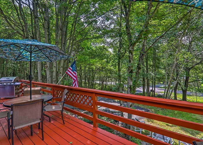 Fire Pit & Community Perks: Blakeslee Cottage!