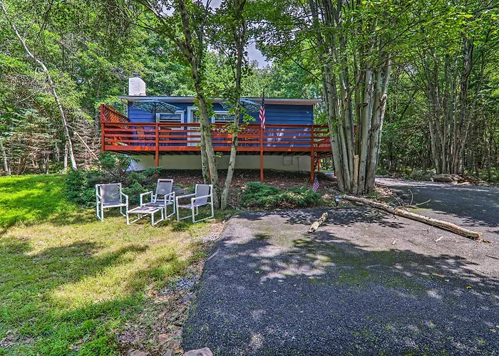 Fire Pit & Community Perks: Blakeslee Cottage!