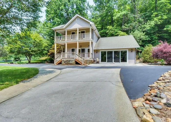 Riverfront Hayesville Retreat: Fishing & Kayaking!
