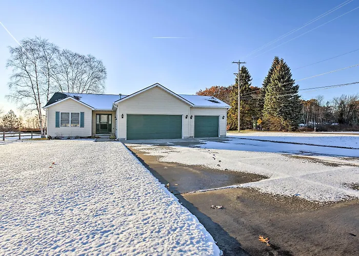 Cozy Riverfront Home W/ Fire Pit In Houghton Lake!
