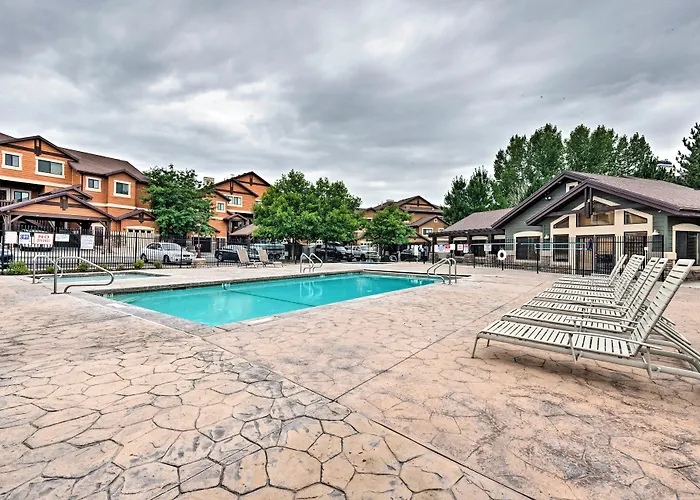 Renovated Condo 8 Miles To Snowbasin Ski Resort!