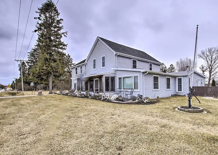 Spacious Sheboygan Home W/ Grill & Fire Pit!