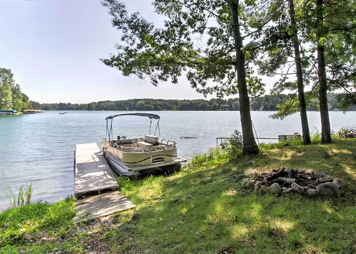 Waupaca Lakefront Home W/ Pool Table & Dock!