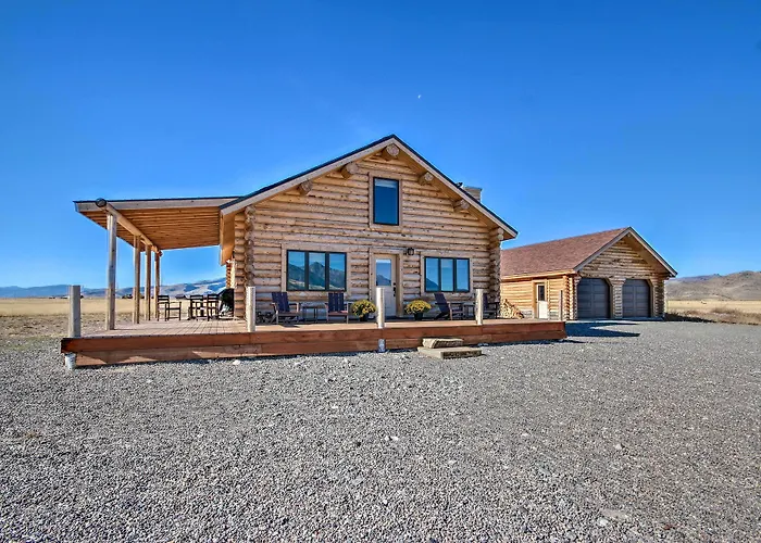 Stunning Mountain Views: Livingston Cabin W/ Deck!