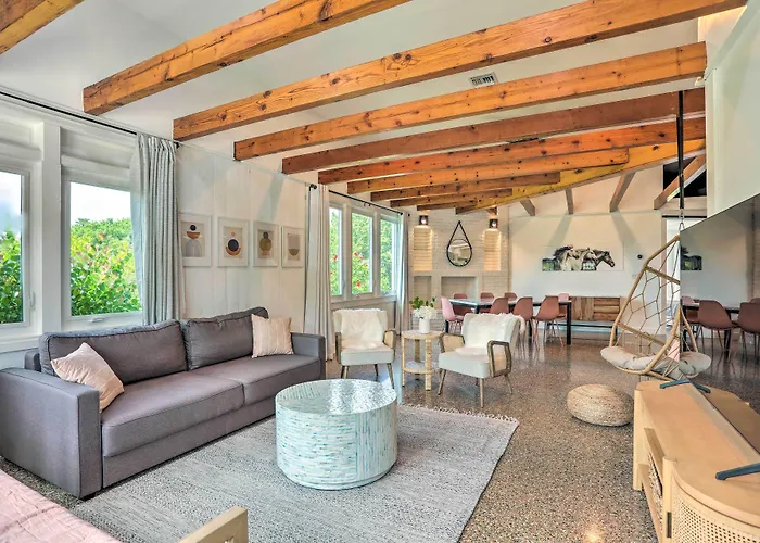 Hutchinson Island Cottage: Steps To The Beach