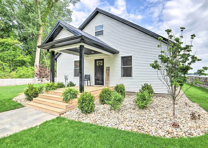 Newly Built Gilletts Lake Gem: Dock & Hot Tub