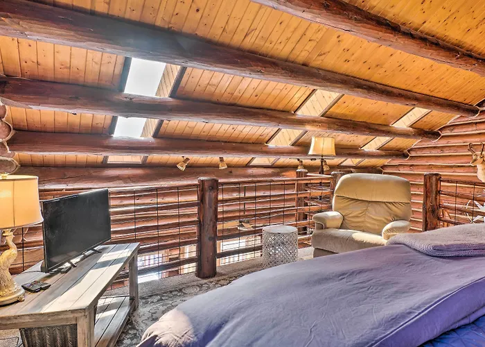 Classic Colorado Log Home W/ Mountain Views!