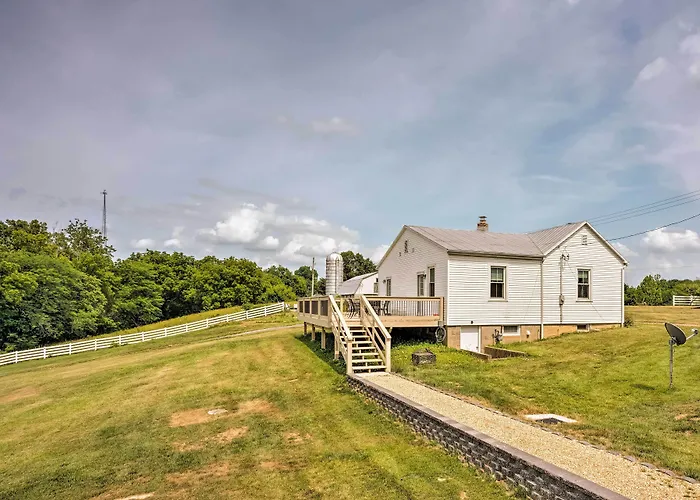 Cozy Missouri Retreat W/ Pool, Pond & Fire Pit!