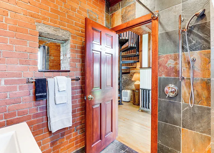Downtown Essex Apartment - Steps To River!