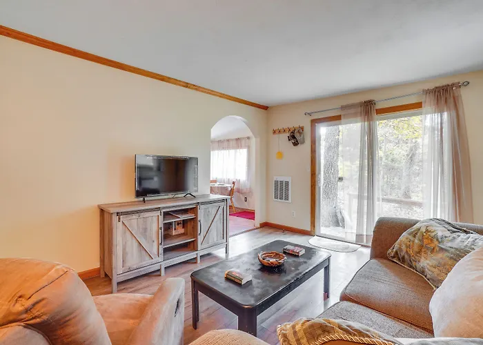 Rustic Retreat W/ Deck: 1 Mi To Table Rock Lake