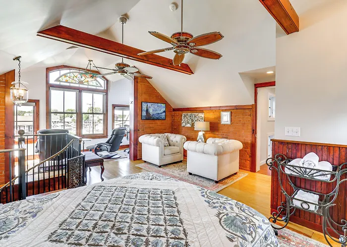 Downtown Essex Apartment - Steps To River!