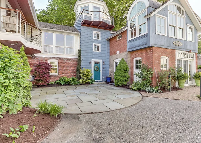 Downtown Essex Apartment - Steps To River!