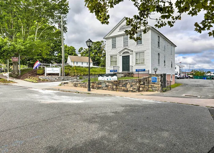 Downtown Essex Apartment - Steps To River!