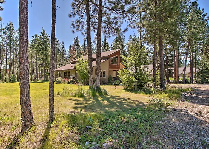 Modern-Rustic Ronald Getaway: Hot Tub, Grill!