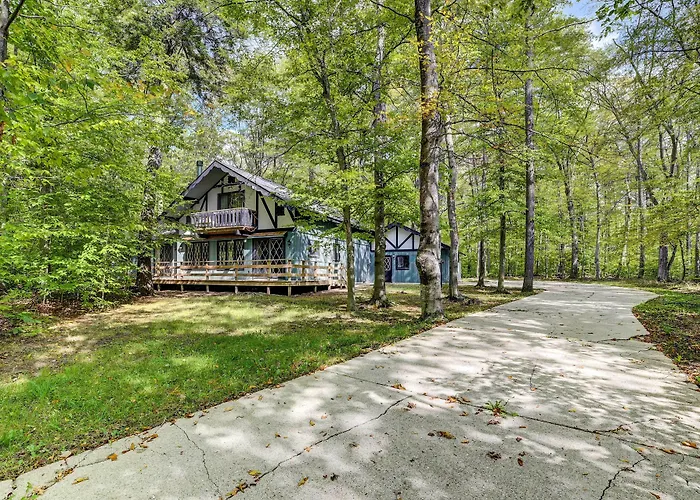 Pet-Friendly Gem: Hike, Fish & Golf In Gaylord