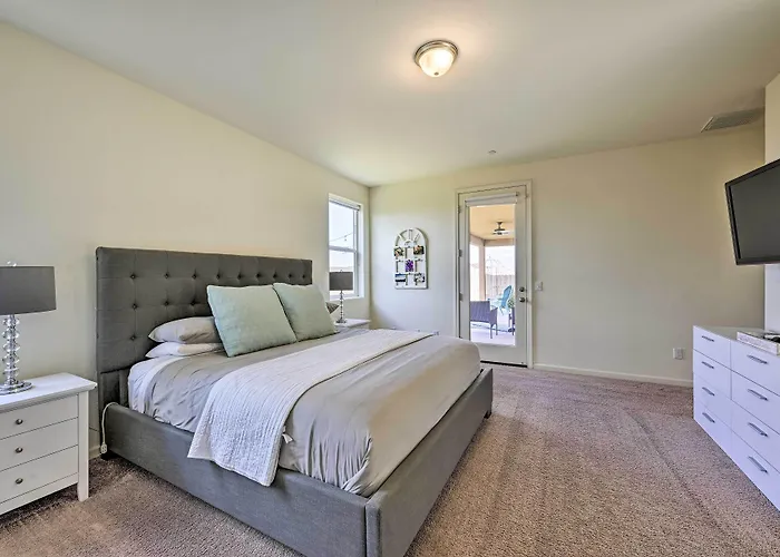 Visalia Home W/ Yard: 4 Mi To Downtown!