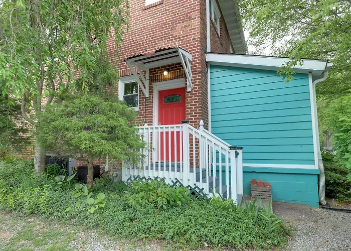 Lovely Hendersonville Retreat ~ 1 Mi To Downtown!