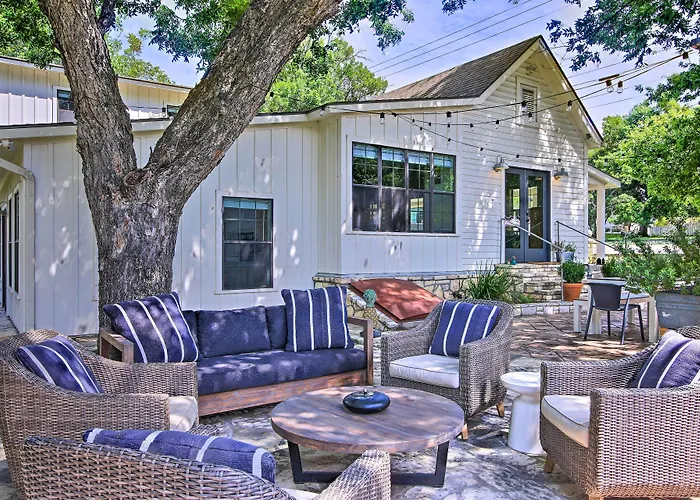 Beautiful Hill Country Cottage - Walk To Downtown!