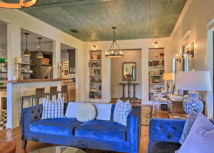 Beautiful Hill Country Cottage - Walk To Downtown!