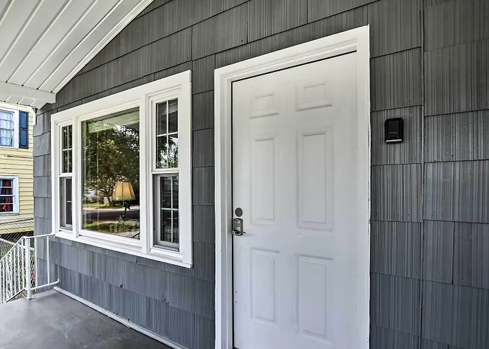 Walk To Parks & Dining! Cozy Greenville Home
