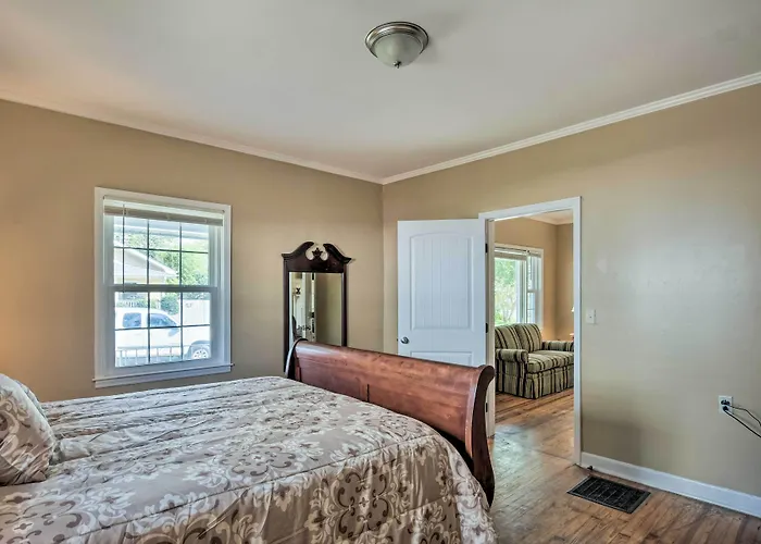 Walk To Parks & Dining! Cozy Greenville Home