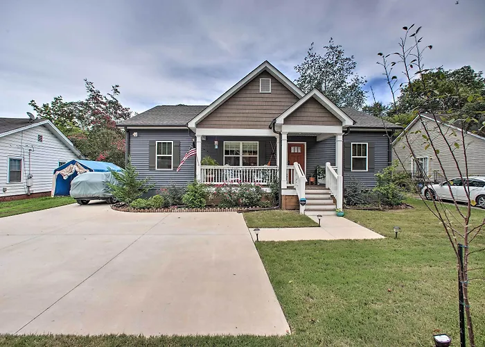 2 Mi To Downtown: Luxe Greenville Retreat!
