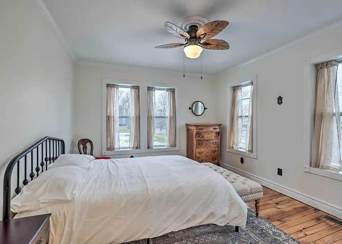 Walkable Sodus Point Retreat < 1 Mi To Lake