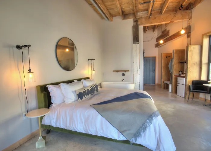Bowline Hotel